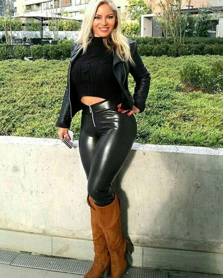 Carrie lachance. Задницы в обтягивающих джинсах. Big boots. Леди хейке квин. Взрослые женщины в леггинсах.