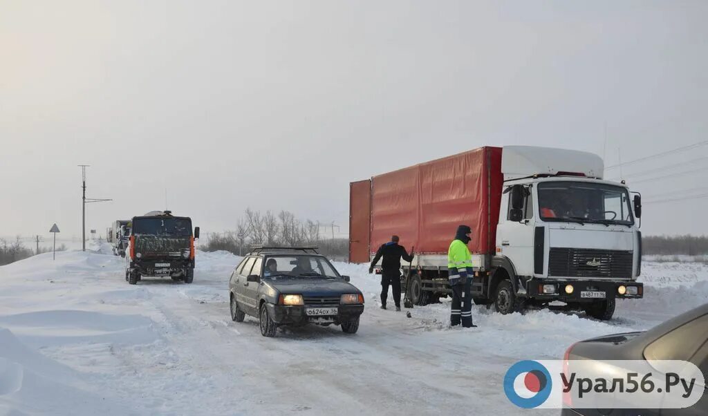 Граница россия казахстан орск. Трасса Оренбург Актюбинск. Трасса Оренбург Актобе. Трасса Оренбург Орск закрыта. Ситуация на дороге Оренбург Актобе.