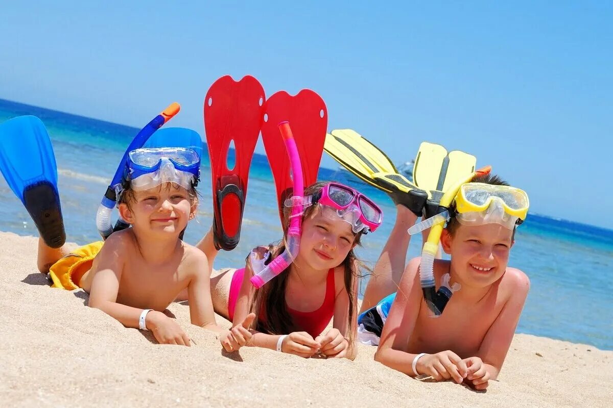 Летних каникул 2. Дети на море. Дети в лагере на море. Лето дети море. Счастливые дети на море.