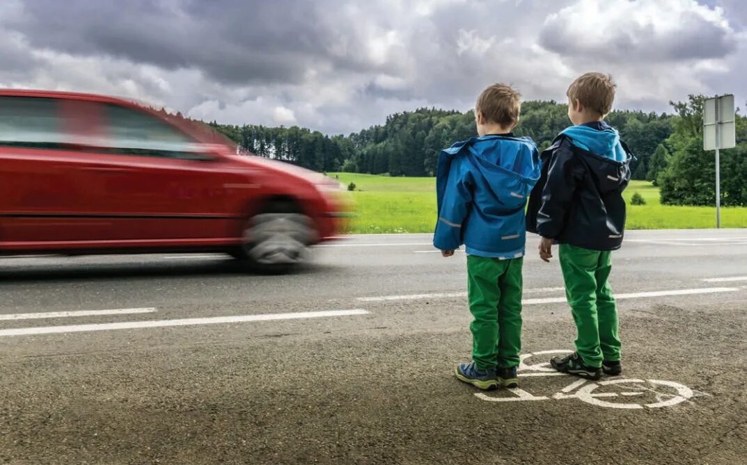Внимание мальчиков. Дети на дороге. Безопасность на дороге для детей. Детский травматизм на дорогах. Пешеходы и машины.