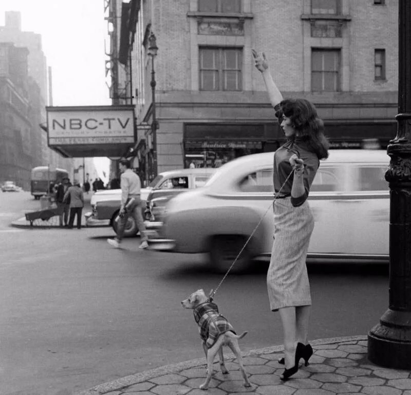 30 Amazing B&W Photos of Street Scenes of Paris Taken by Robert Doisneau in the 