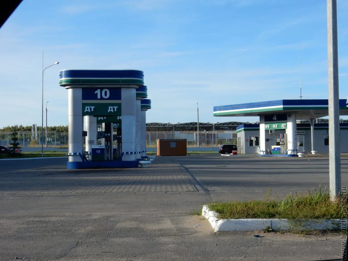 Газовые заправки казань. Заправочный островок суг. Таиф рабочие. Азс татар информ. Газовая заправка.
