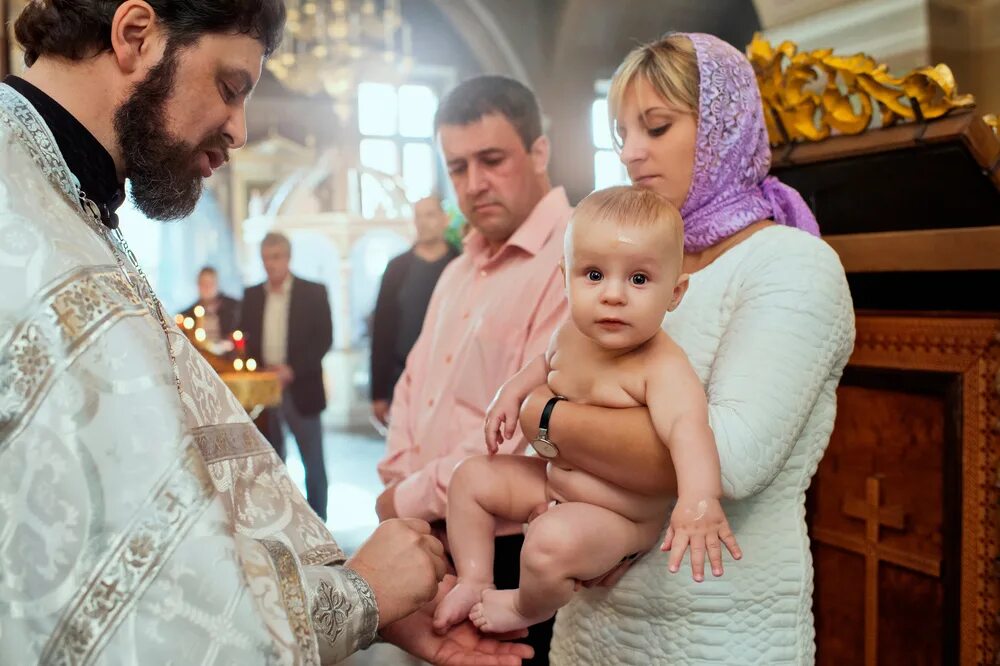 крестины в церкви мальчика. крещение младенца. крестить ребенка. крещение младенца. можно ли покрестить без крестных родителей.