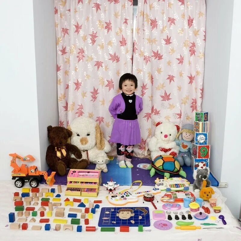 Много разных игрушек. Игрушки для детей до года. Ребенок в куче игрушек. Необычные игрушки для мальчиков. Люди лучшие игрушки.