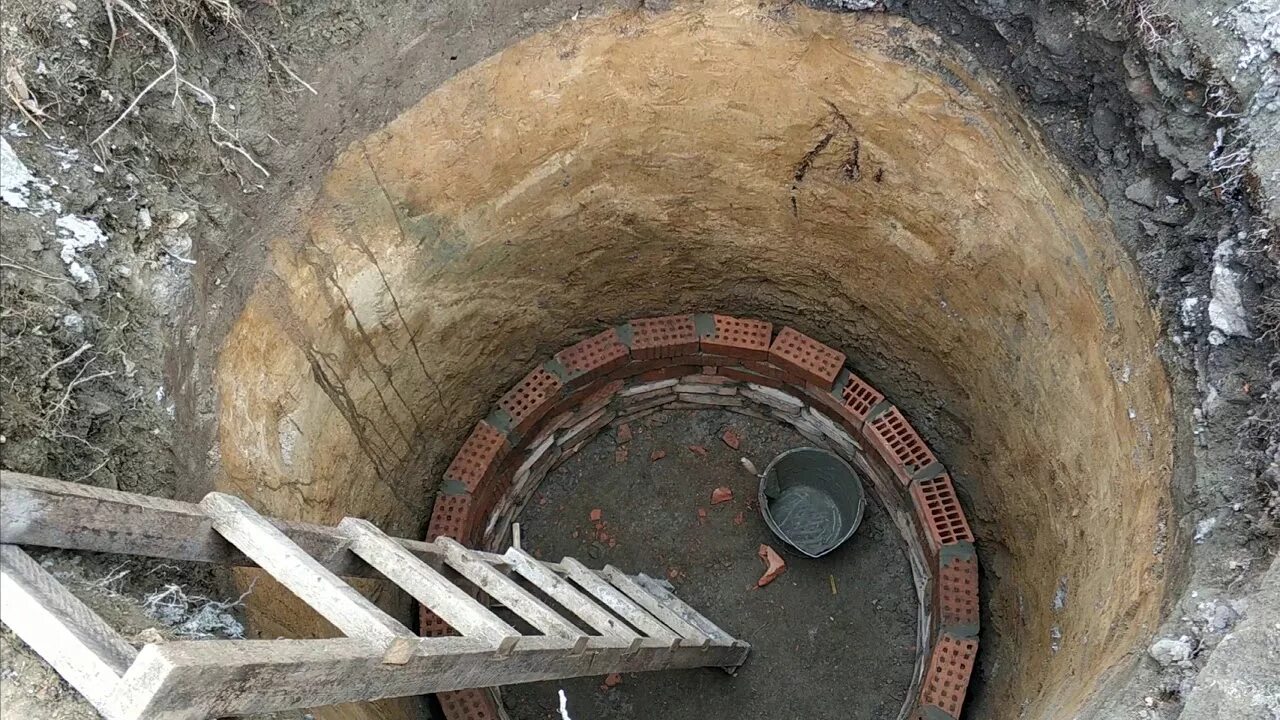 Круглый колодец из кирпича. Круглый колодец из кирпича. Круглая яма. Круглый колодец из кирпича. Кирпичный канализационный колодец.