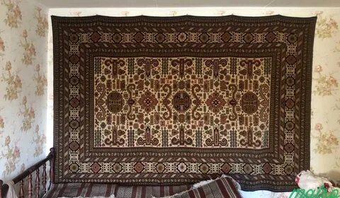 Висит ковер стене на белоснежный