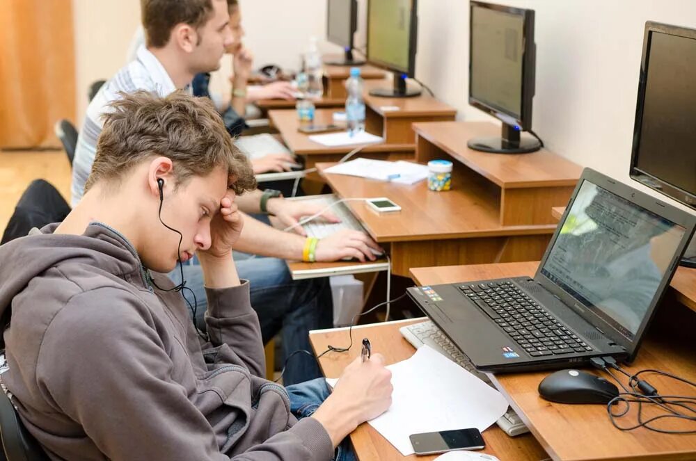 Сложен ли c. Учеба на программиста. Образование программиста. Компьютер для учебы. Подросток за компьютером.