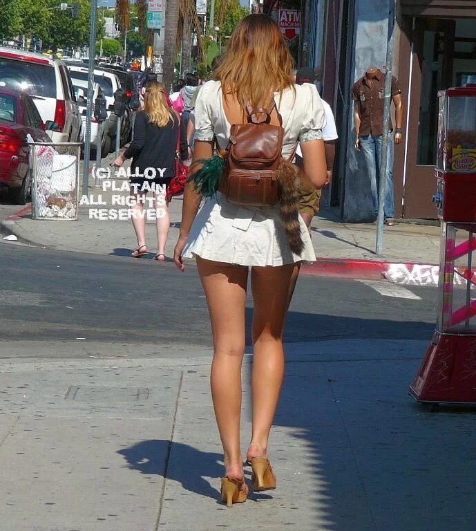 Под ними ничего. Девушки летом на улице. Claudia romani в коротком платье. Женщины в шортах на улице. Микро юбка на улице.