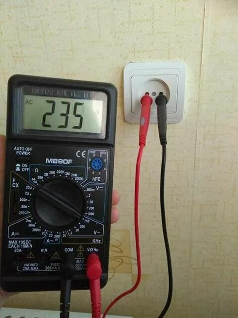 Как проверить напряжение в розетке