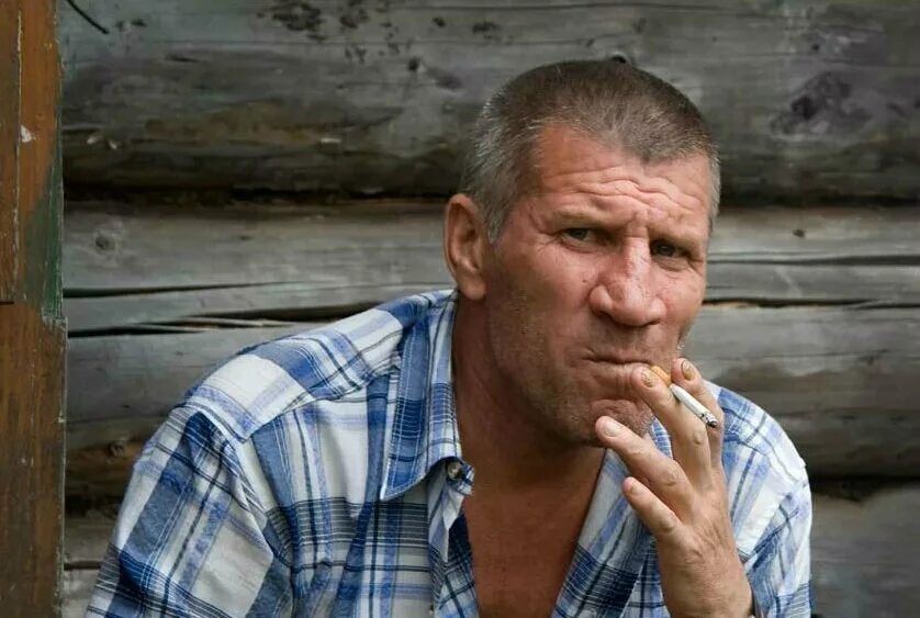 Настоящие русские мужчины. Серьезный русский. Деревенский мужик. Серьезный русский. Строгий взгляд.
