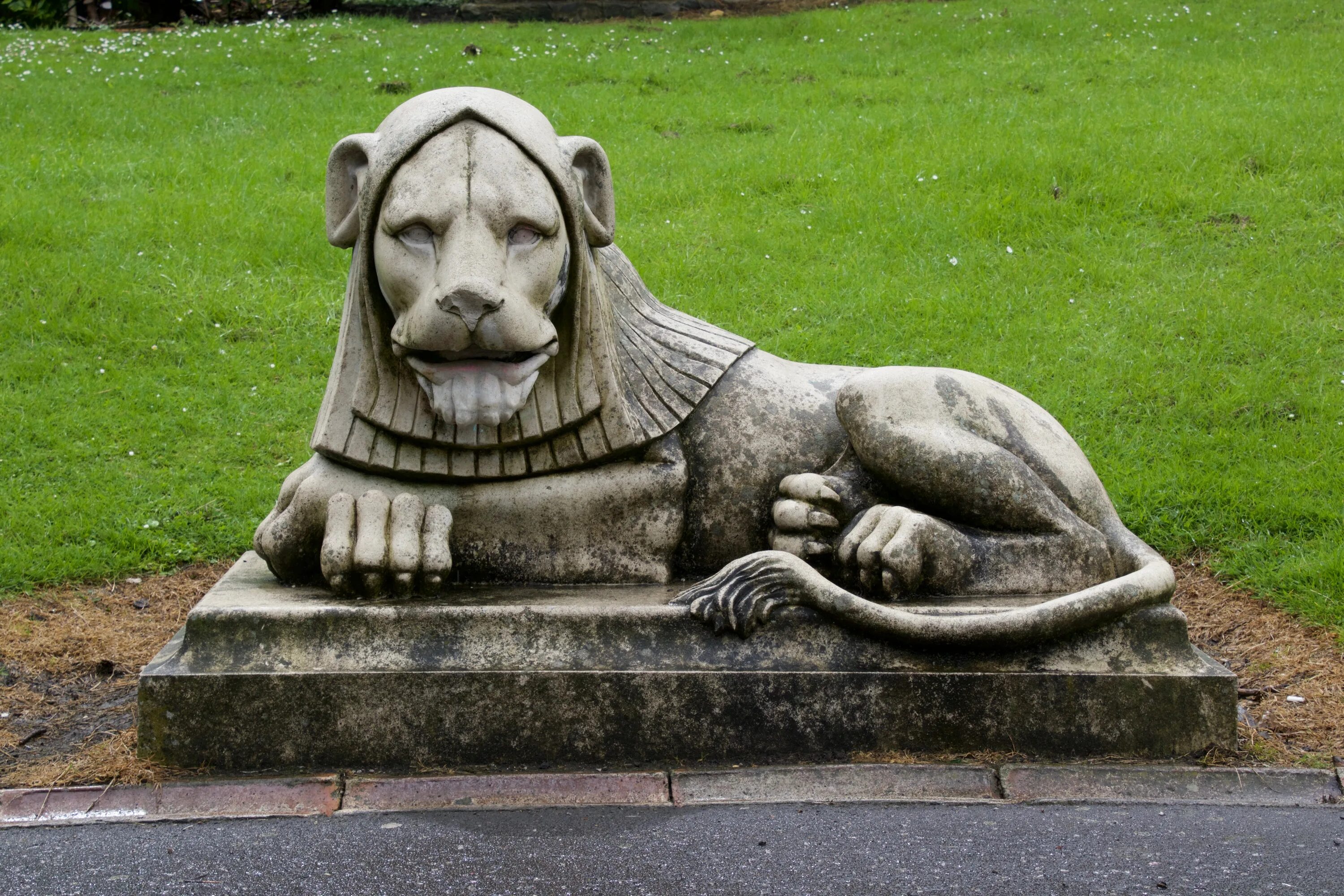 Monument stone. Крылатый Лев. Каменная статуя близ Нанкина.. Ацтецкий Лев скульптура. Статуя Льва во Львове.