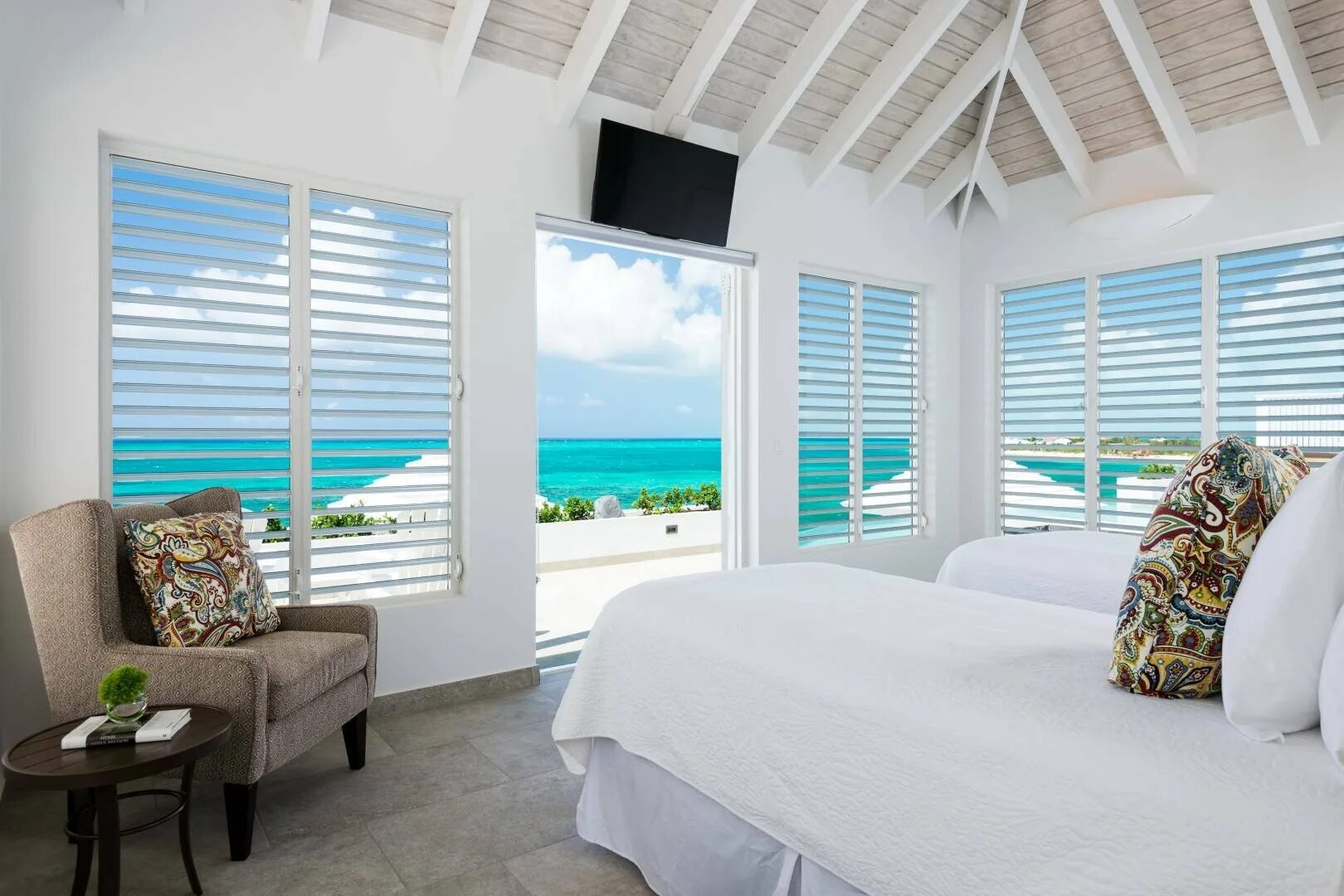 Спальня с видом на океан. Комната с видом на море. Спальня с видом на море с балконом. Светлая комната с видом на море. Bedroom beach