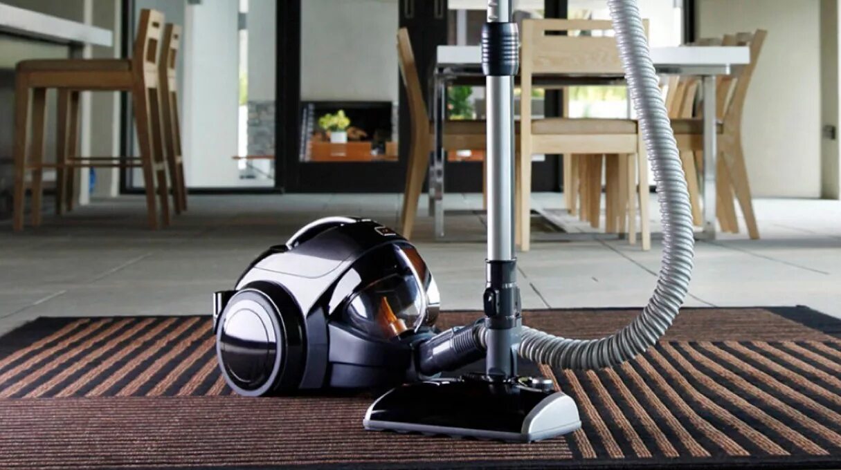 Выбрать качественный пылесос. LG Vacuum Cleaner m9. LG 2001 Vacuum Cleaner. Vacuum Cleaner пылесос. Пылесос в интерьере.