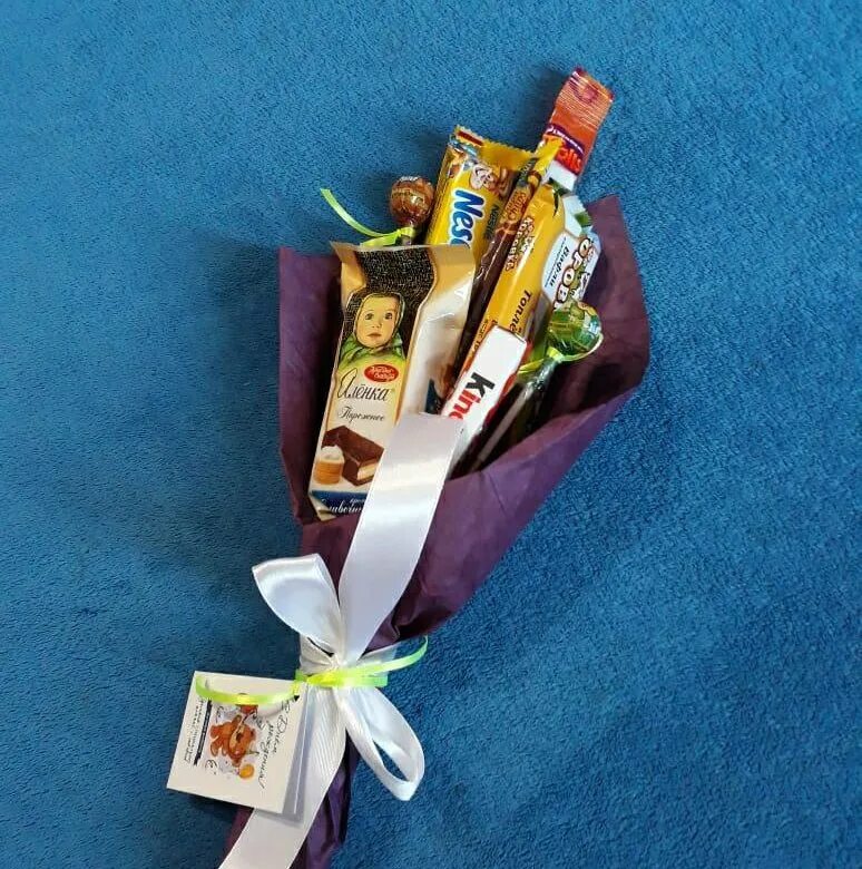 Букет из сладостей для мальчика. Подарок маме на день рождения. Подарочные коробки для новорожденных. Подарки маме на 400 рублей. Подарочные коробки для женщин.