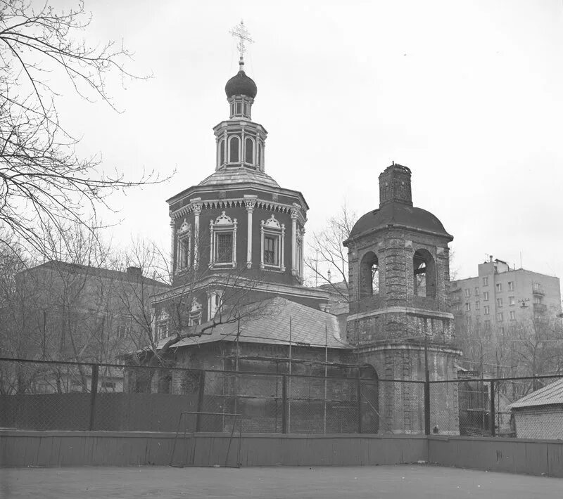 Храм троицы в хохлах в москве. Храм Святой Живоначальной Троицы в хохлах. Храм Святой Троицы в хохлах в Москве. Церковь Живоначальной Троицы в Хохловке. Троицкая Церковь в хохлах Москва.