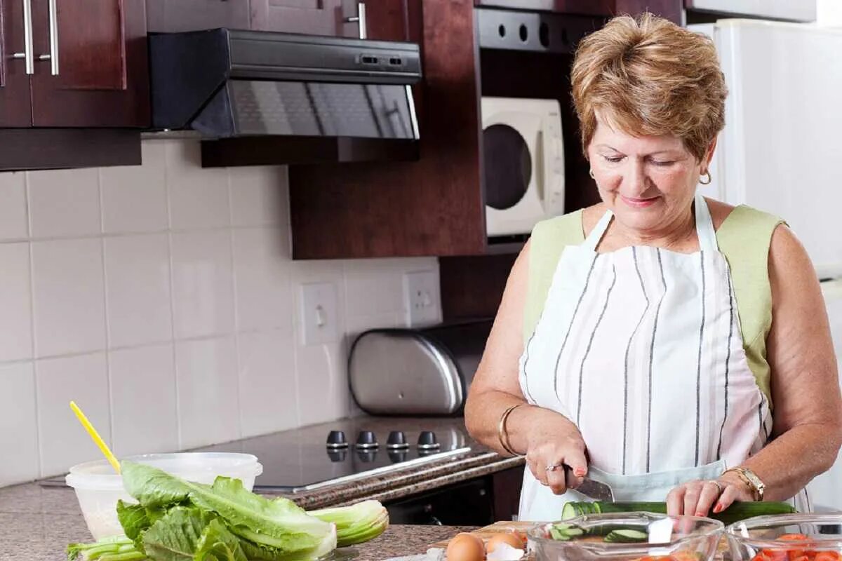 Женщина на кухне. Пожилая женщина на кухне. Женщина домохозяйка. Пенсионерка на кухне. Мега тетки