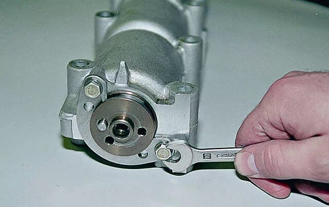 Крепление корпуса распредвала ваз 2107. Болт распредвала 2107. Болт звездочки распредвала ваз 2106. Крепление звездочки распредвала ваз 2106. Цепь гбц ваз 2107.