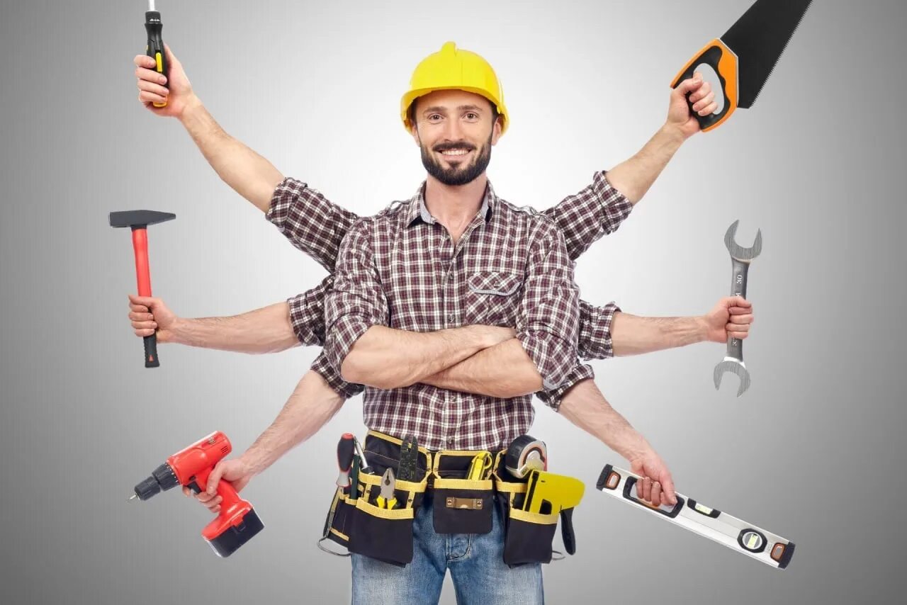 Ремонтные работы не начаты. Инструменты строителя. Мужчина с инструментом. Мужчина с инструментом в руках. Строительные работы.