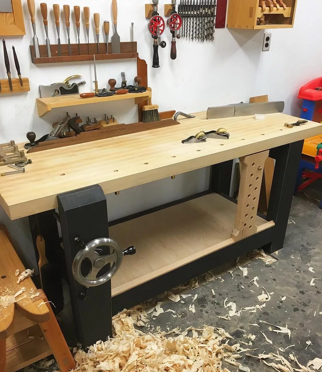 Рабочий стол плотника. Верстак столярный сорокин 35. Рабочий стол плотника. Сверлильный станок для столярной мастерской jet 17. Workbench for workshop верстак.