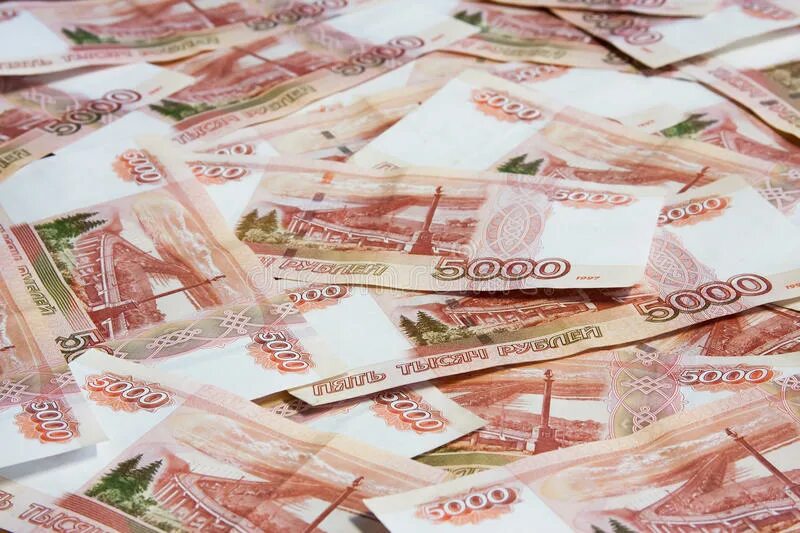 Куча ворох 5. Куча ворох 5. Пятитысячная купюра. 5 тысячные купюры. Деньги лежат на столе.
