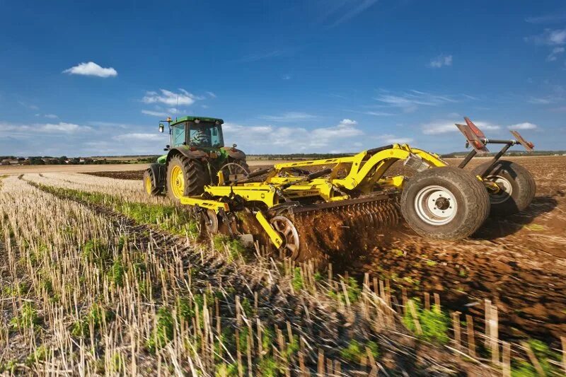 Зяблевая обработка почвы. Предпосевная культивация john deere. агрегат для зяблевой вспашки на джон дир. дискование почвы трактором. сельхозтехника для обработки земли.