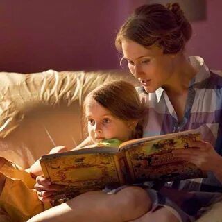 Родители читают детям картинки