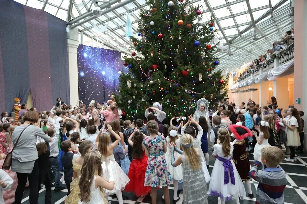 елка в итальянском дворике пушкинского музея. пушкинский музей новый год. пушкинский музей новый год. 2023 н новгород пушкинский бал. пушкинский музей новый год.