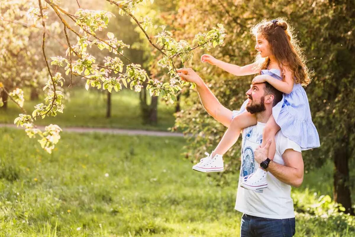 Папа несет ребенка на плечах. Ребенок на плечах родителей. Мужчина с ребенком на плечах. Мальчик на шее у папы. Мои дети на плечах.