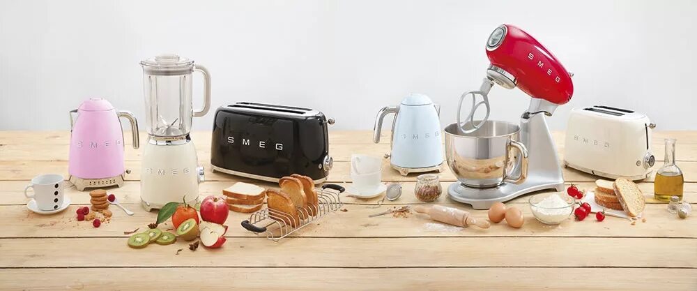 Сервис смег. Электрочайник Smeg klf04pkeu. Миксер кухонный Smeg smf02rdeu. Мелкобытовая техника Смег. Чайник Smeg klf03bleu.