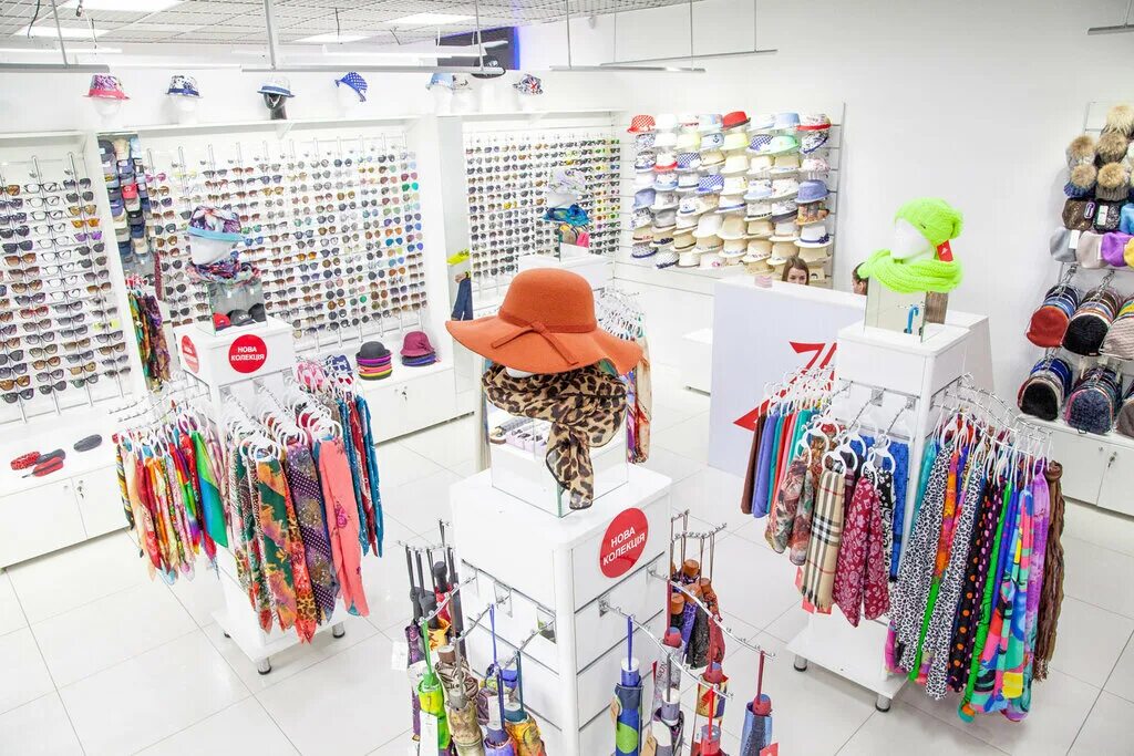 склад одежды и обуви. вешалки в секонд хенд. интернет магазин одежды калининграде. брендовые магазины в калининграде. персона калининград одежда.