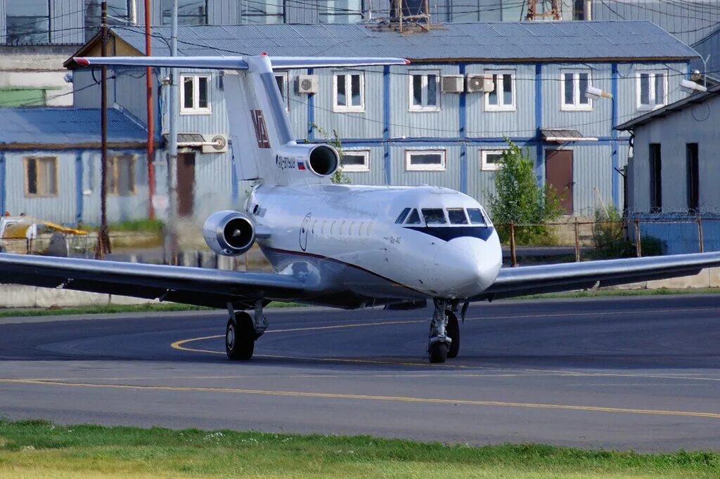 Як 40 купить. Yakovlev Yak-40fg. Як-40 ra-87908. Як 40. Ra-87908.