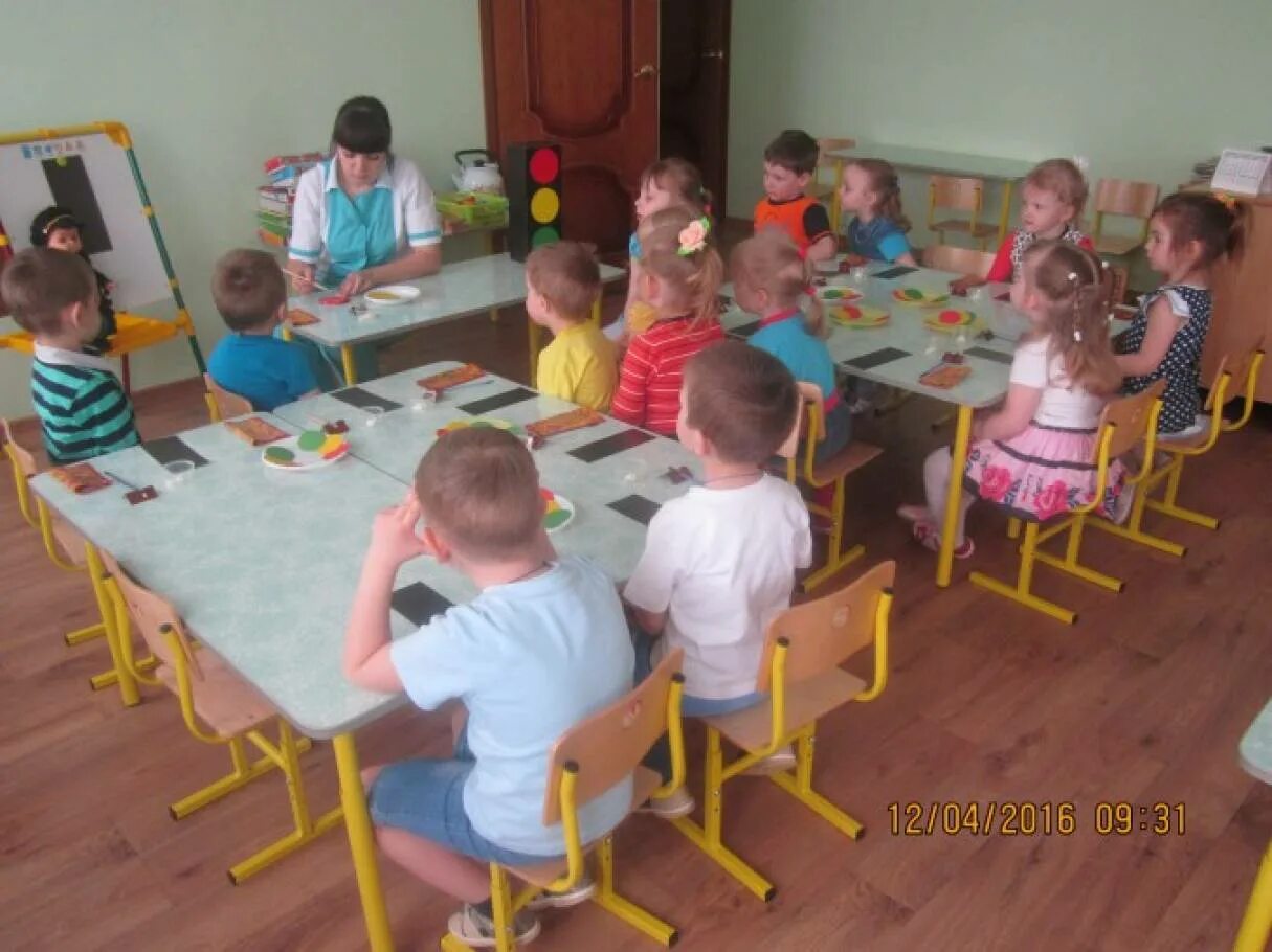 Дома во второй младшей группе. Занятие во второй младшей группе. Занятия вечером в старшей группе. Вечер занятие 1 младшая группа. Вечерние занятия во второй младшей группе.