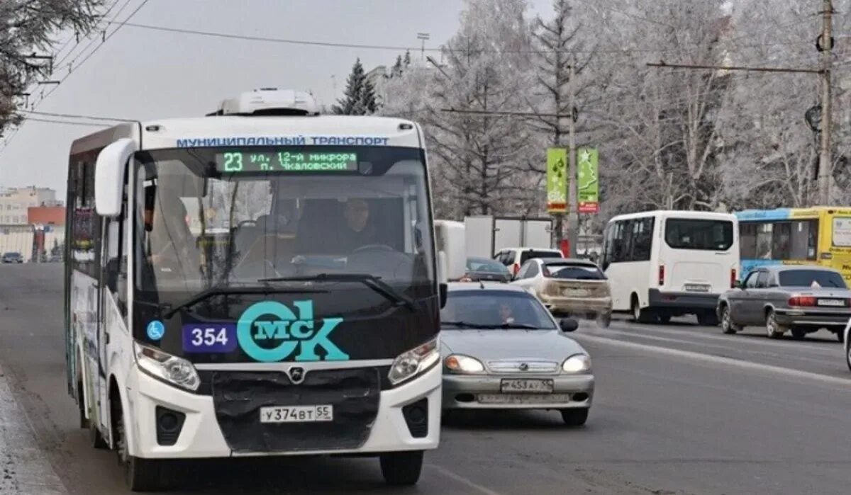 88 маршрут омск. Омские автобусы. Автобусы Омска ПАЗ. Автобус 6 Красноярск. Автобус на Омской улице.