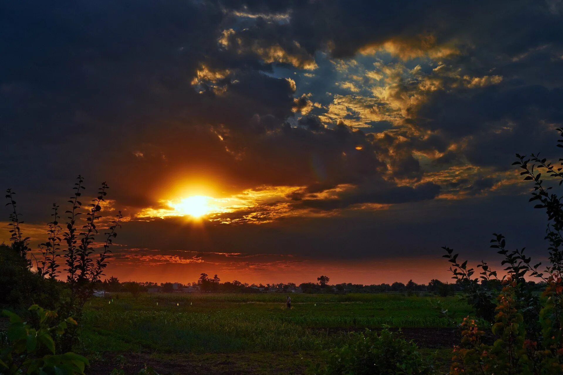 Заход солнца тула. Тульский кремль гарбузов. Река волга тольятти рассвет. Закат в туле. Тула кремль.