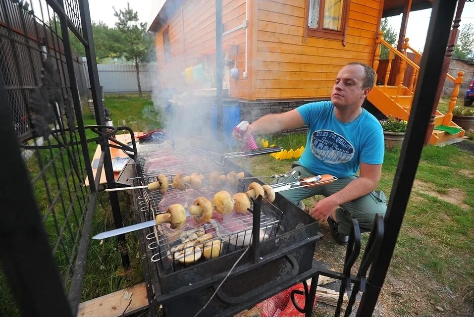 Можно жарить шашлык во дворе частного дома. Шашлыки на природе. Шашлыки на даче. Мангал на даче. Шашлычок на даче.