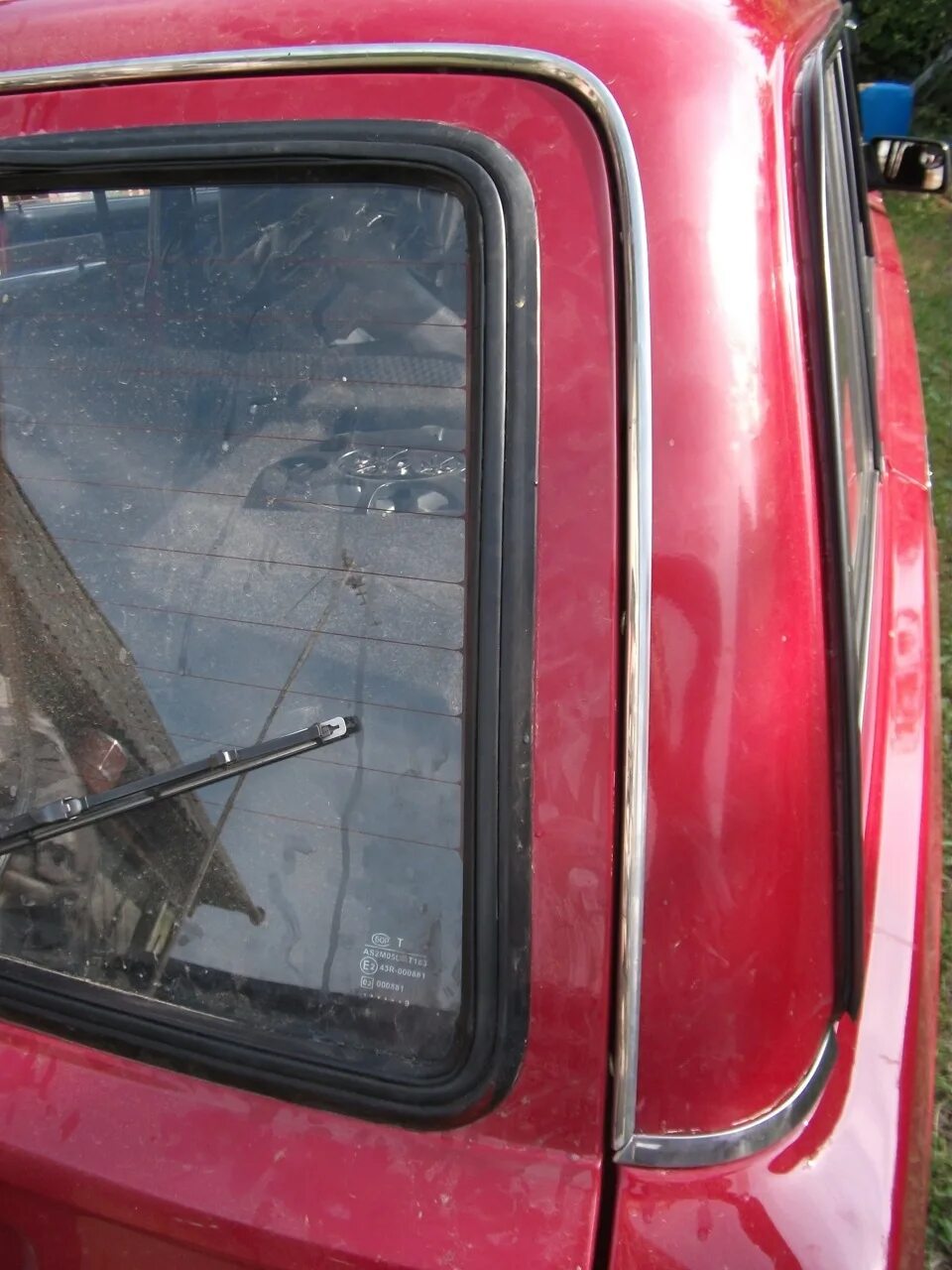 Замок заднего стекла. Уплотнитель стекла ваз 2106. Замок лобового стекла ваз 2107. Замок на лобовое стекло ваз 2107. Замок заднего стекла.