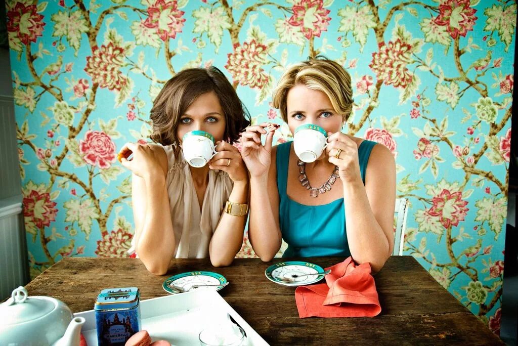 две подруги. две подружки. девушки хорошо дают. девушки хорошо дают. девушка идет по дороге.