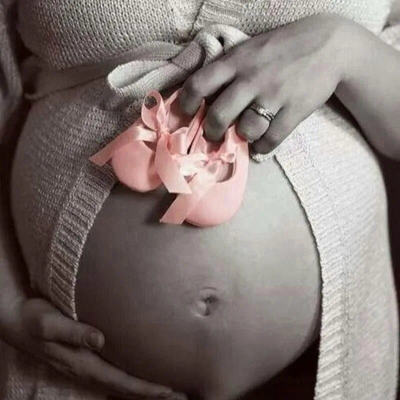 Беременность статусы красивые. Девять месяцев под сердцем и девять. Тату обнимает ребенка. Мама самое важное. Только мама носит нас 9 месяцев.