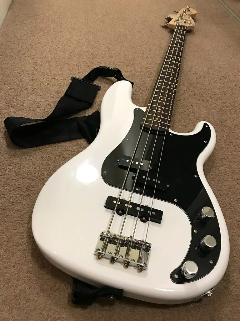 Pj bass. Белый Squier Affinity Precision Bass. Белая бас гитара Fender. Фендер скваер p бас. Fender Precision Bass белый.