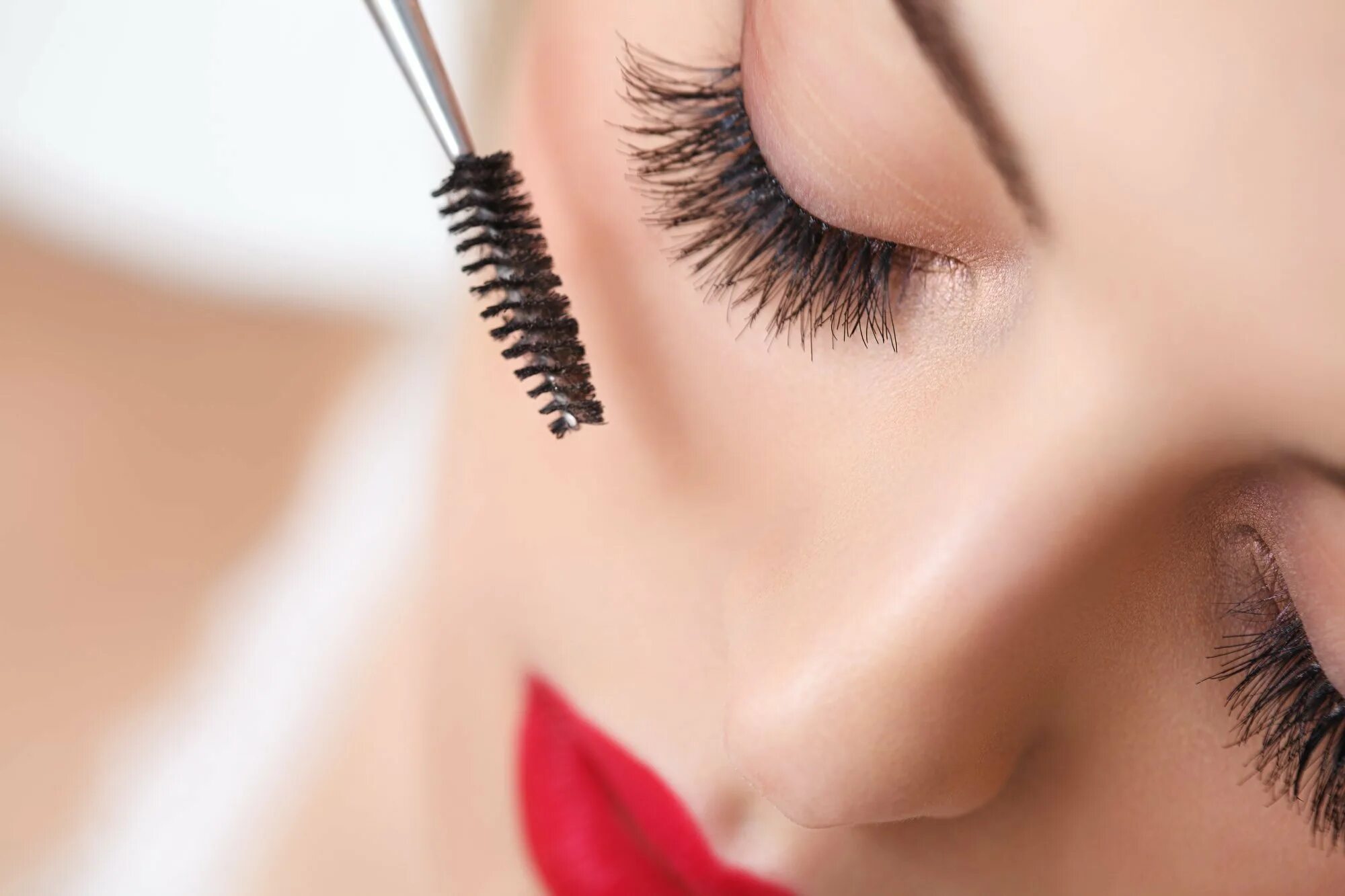 Нарощенные ресницы. Мастер по наращиванию ресниц. Lash care. Брови и ресницы. Тушь и нарощенные ресницы.