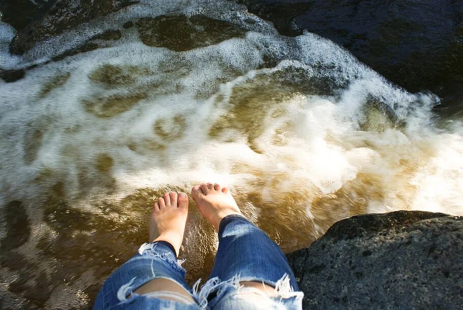 Путешествующие ноги. Босиком прогулки на море камни фотографии. Фото ноги человека в воде реки. Foot traveler. Travelling on foot.