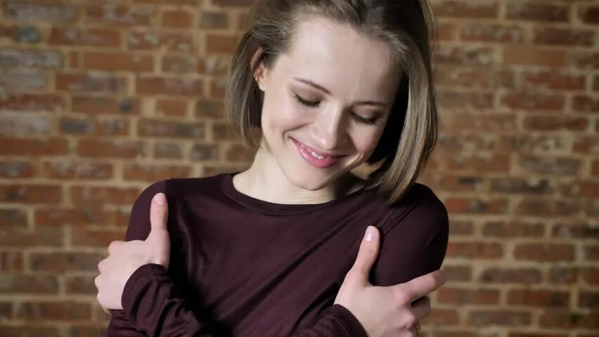 Стесняется видео очень. Женщина смущается. женщина стесняется. стеснение эмоция. смущенная девушка.