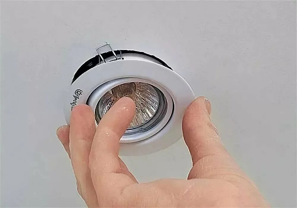 Монтаж потолочного светильника на натяжной потолок фото - DelaDom.ru