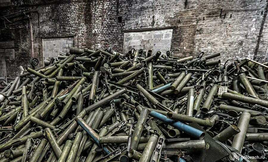 Утилизация снарядов. Утилизация охотничьих патронов. Производственный рабочий по утилизации боеприпасов. Утилизация боеприпасов. Уничтожение боеприпасов.