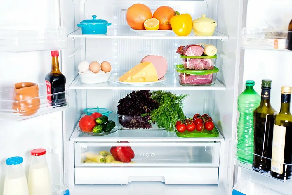 Холодильник с продуктами. Холодильник с едой. Открытый холодильник с продуктами. Холодильник внутри.