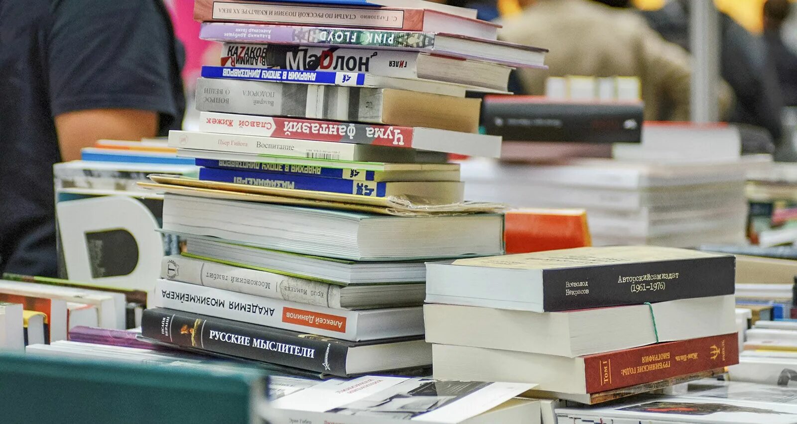Много выборов книг. Списанные книги. публикация книги. списанные книги в библиотеке. печатные издания в библиотеке.