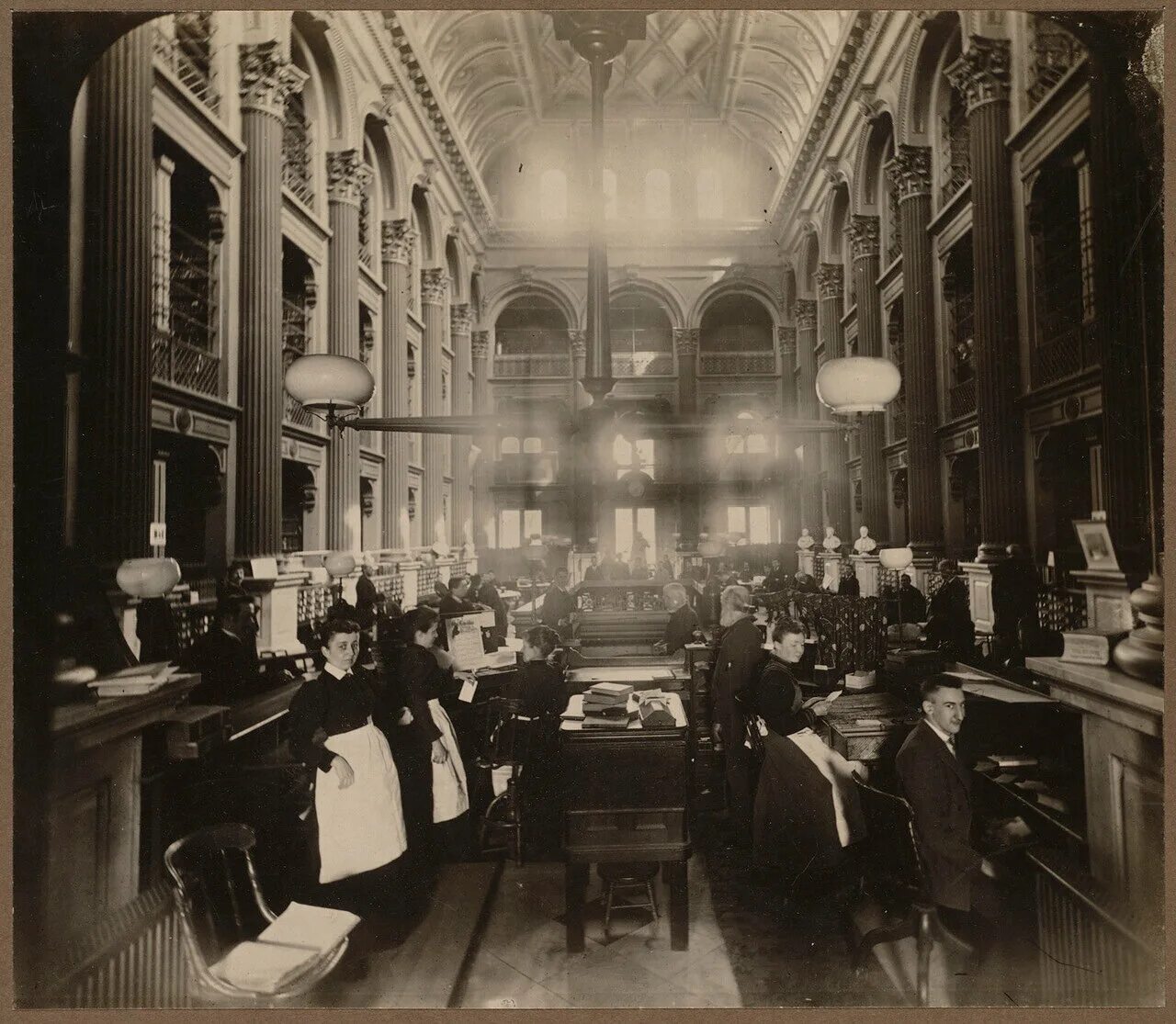 Old society. 1861 Г гостиница Морис в Париже. Публичная библиотека 19 век. Библиотека США 19 век. Первая в Америке публичная библиотека.