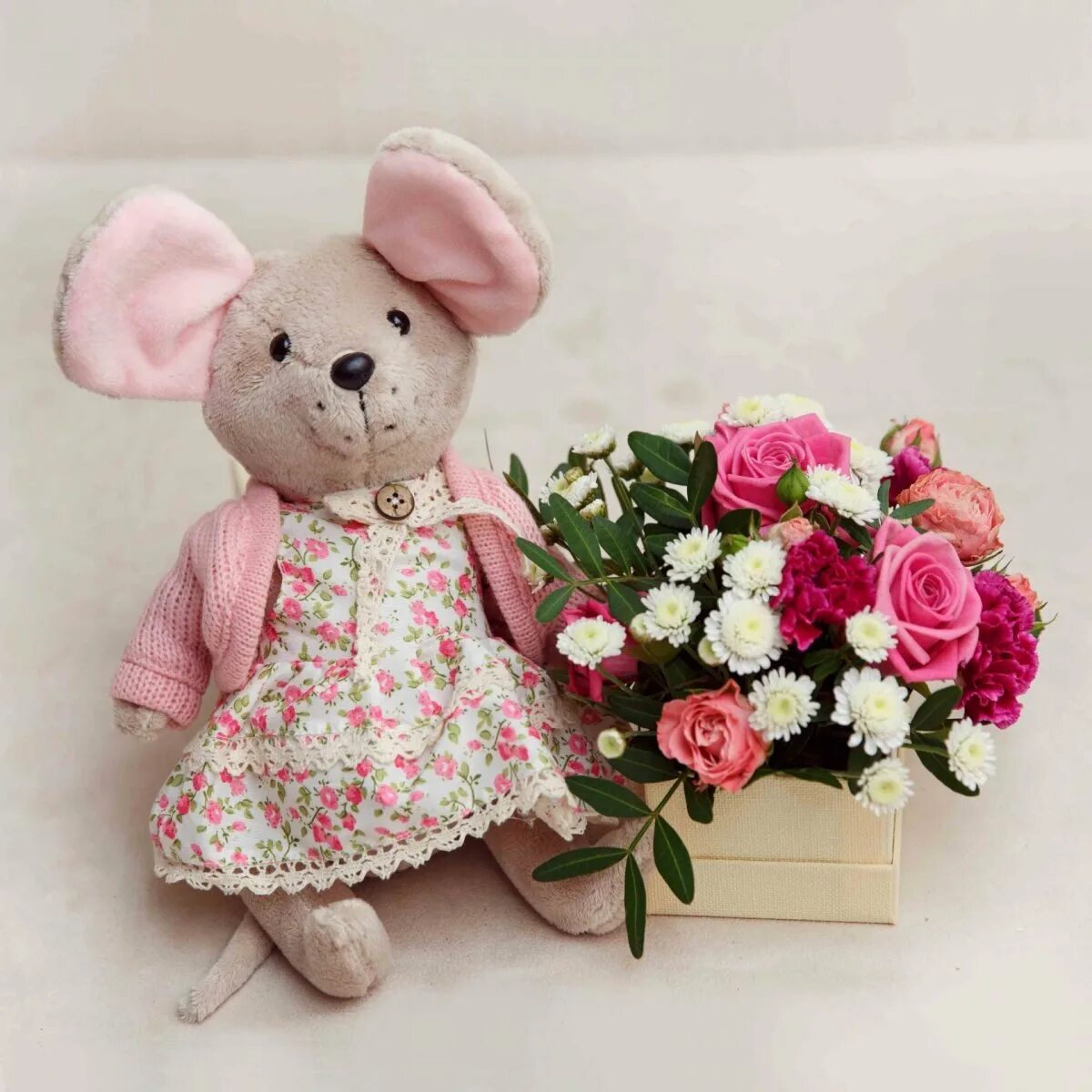 Цветы для маленькой девочки. Букет для маленькой девочки. Цветы для маленькой девочки. Девочка с цветочком. Букеты для маленьких принцесс.