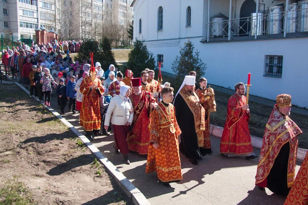 Церковь строгинский бульвар. Храм в строгино расписание. Храм новомучеников в строгино. Храм на строгинском бульваре. Церковь новомучеников в строгино.
