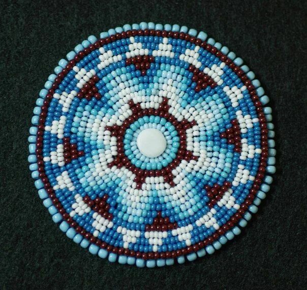 Бисерные кружочки. Вышивка бисером в круге. Серьги из стекляруса. Орнамент бисером. Оригинальные кольца из бисера.